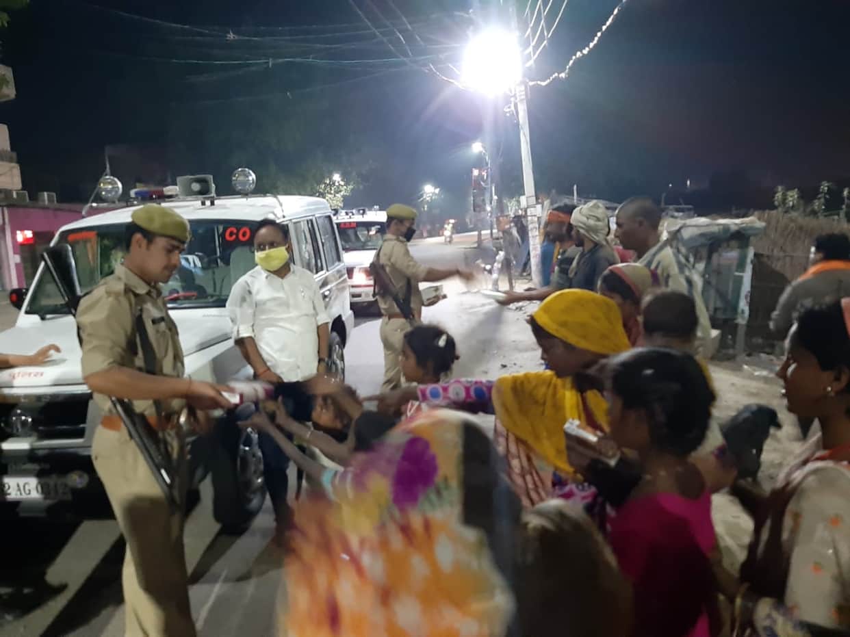 peoples  came to the workers after lockdown, some are giving food to poor and some are giving ration