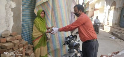 peoples  came to the workers after lockdown, some are giving food to poor and some are giving ration