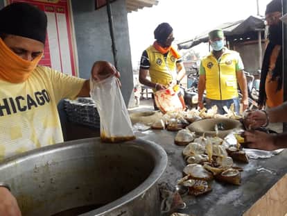 खाना पैक करते लोग