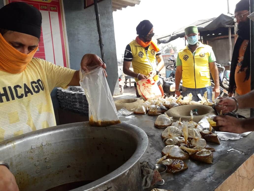Emotion in the hour of crisis due to lock down, Chandauli's food is being fed to bank laborers