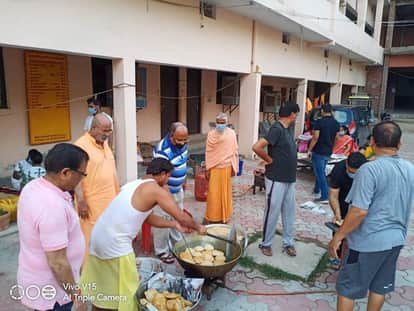 भोजन तैयार करते मठ के सदस्य