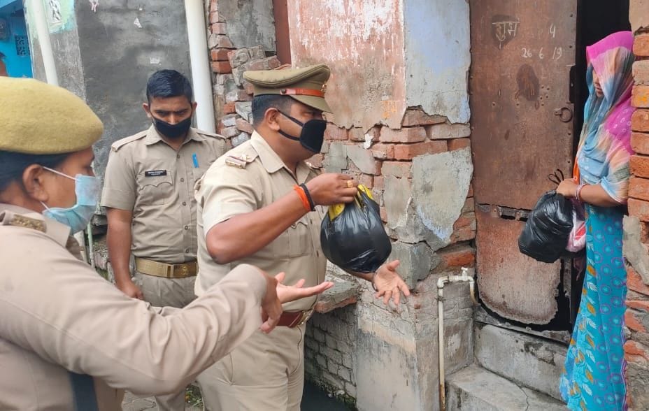 police give food to hunger faimily