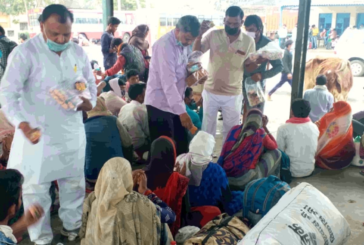 Sangh volunteers distributing ration in Jammu division relief material distributed in RS Pura, Ramban, Bilawar, Ramban, Rajouri