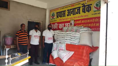 प्रयास अनाज बैंक की ओर से तैयार किया गया अनाज का पैकैट