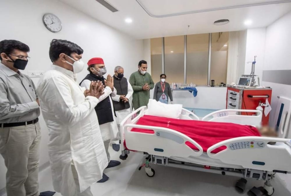 Akhilesh Yadav pays tribute to Beni Prasad Verma.