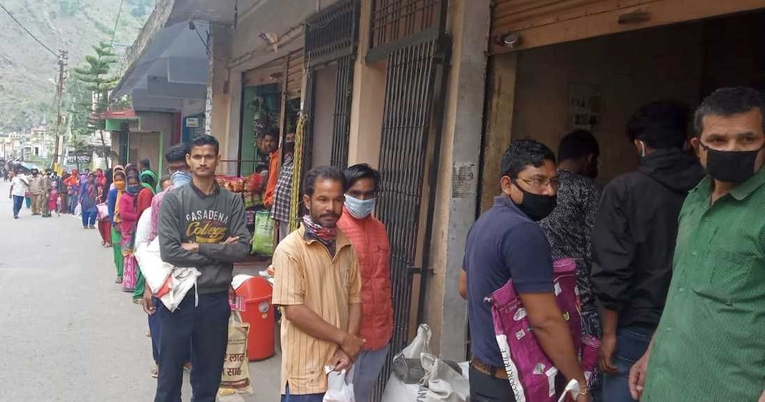 Long line in ration shop, many people returned without taking ration