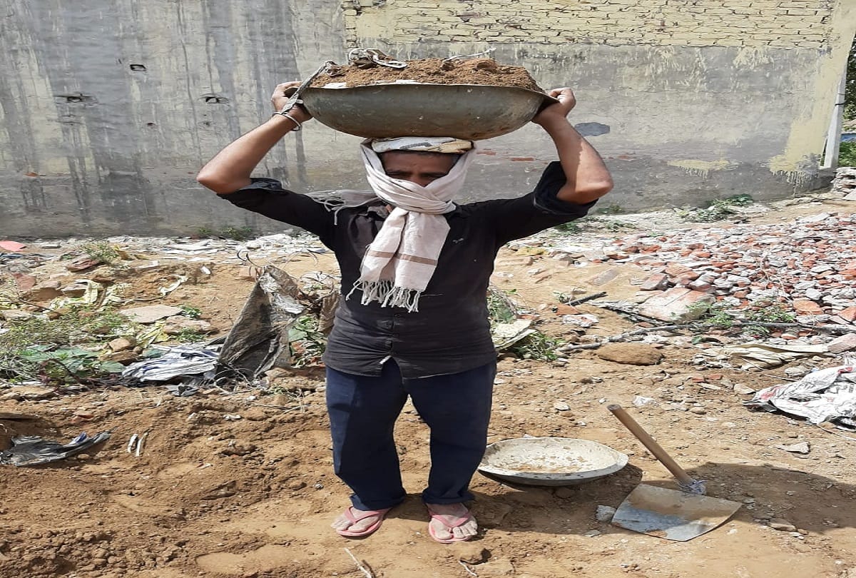 Coronavirus lockdown in india poor daily wagers forced to do work at construction site as no food to eat money to survive