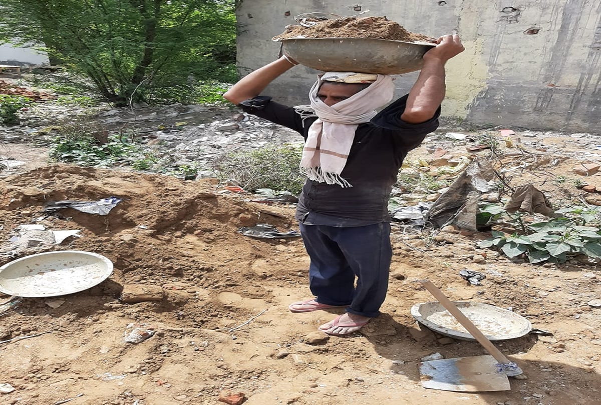 Coronavirus lockdown in india poor daily wagers forced to do work at construction site as no food to eat money to survive
