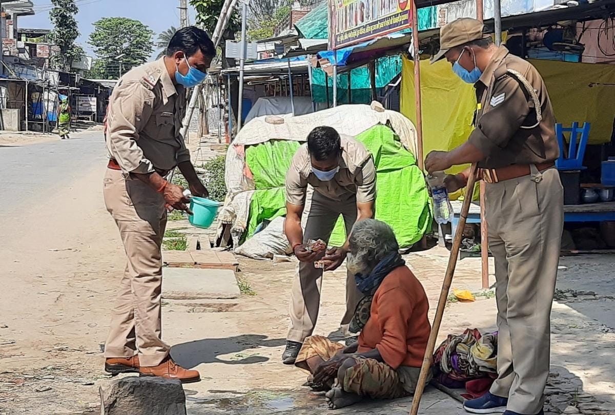Police distribute food poor after lockdown at gorakhpur