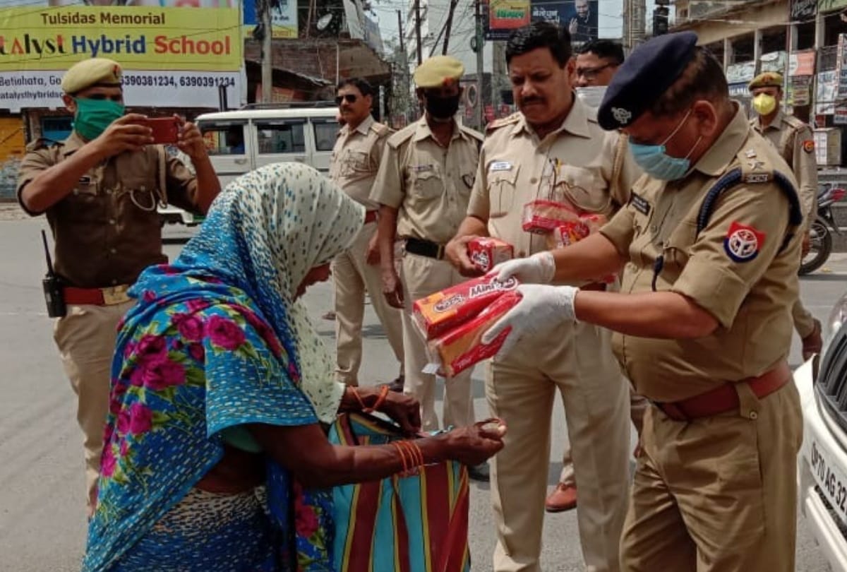 Police distribute food poor after lockdown at gorakhpur