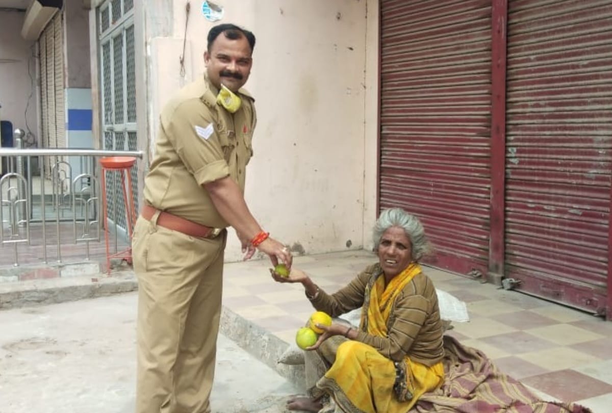 Police distribute food poor after lockdown at gorakhpur