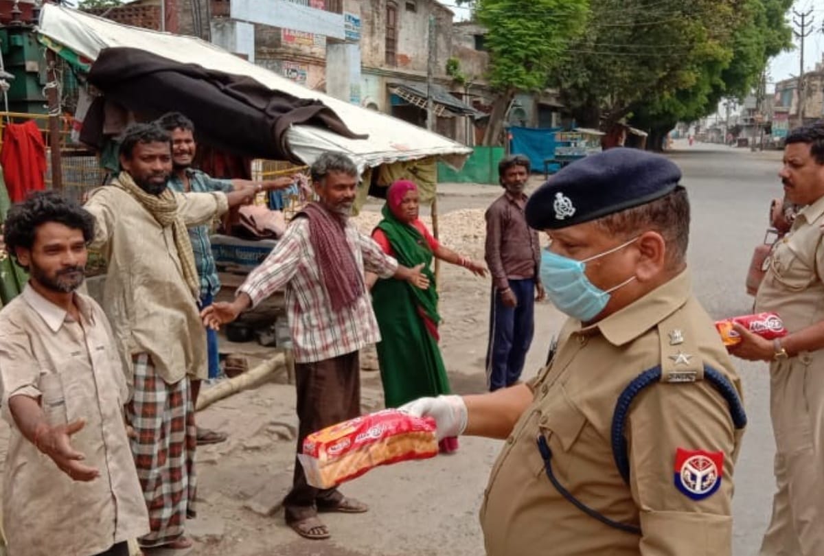 Police distribute food poor after lockdown at gorakhpur