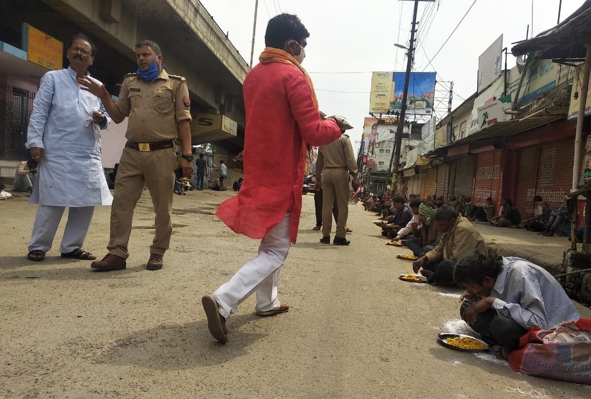 Police distribute food poor after lockdown at gorakhpur