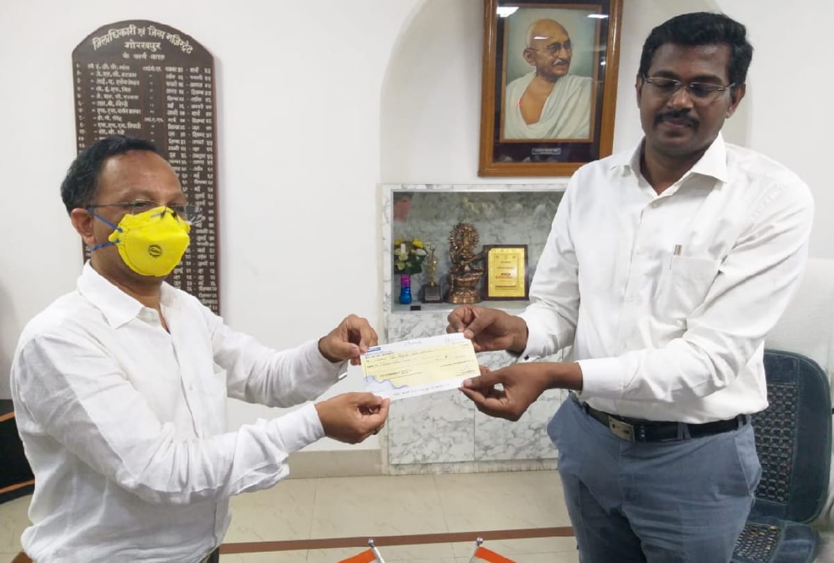 Aspra family handed 11 lakhs rupees DM K Vijayendra Pandiyan for help to Coronavirus