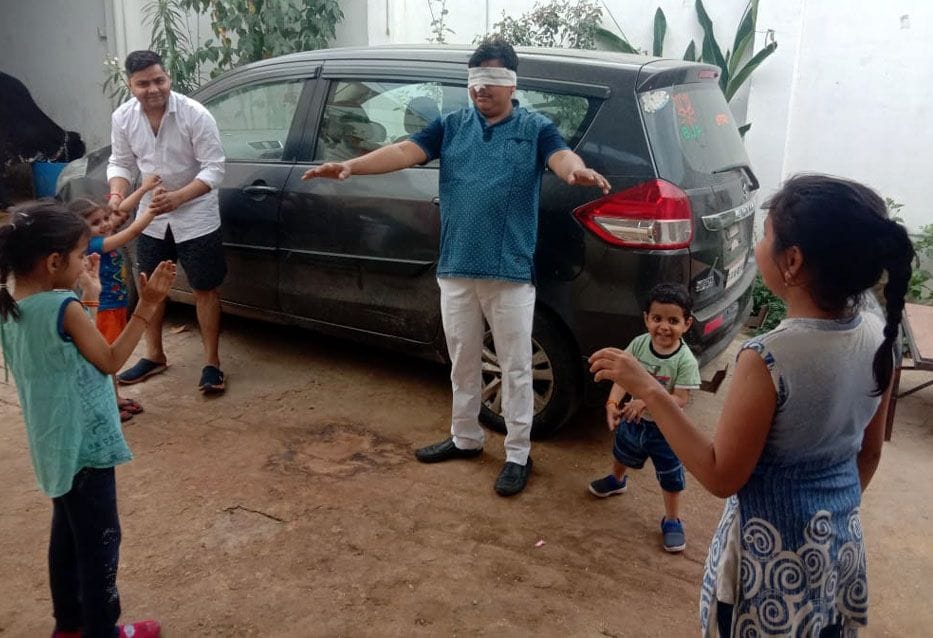 aangan bane khel maidaan, daada, paapa kar rahe bachchon ka manoranjan