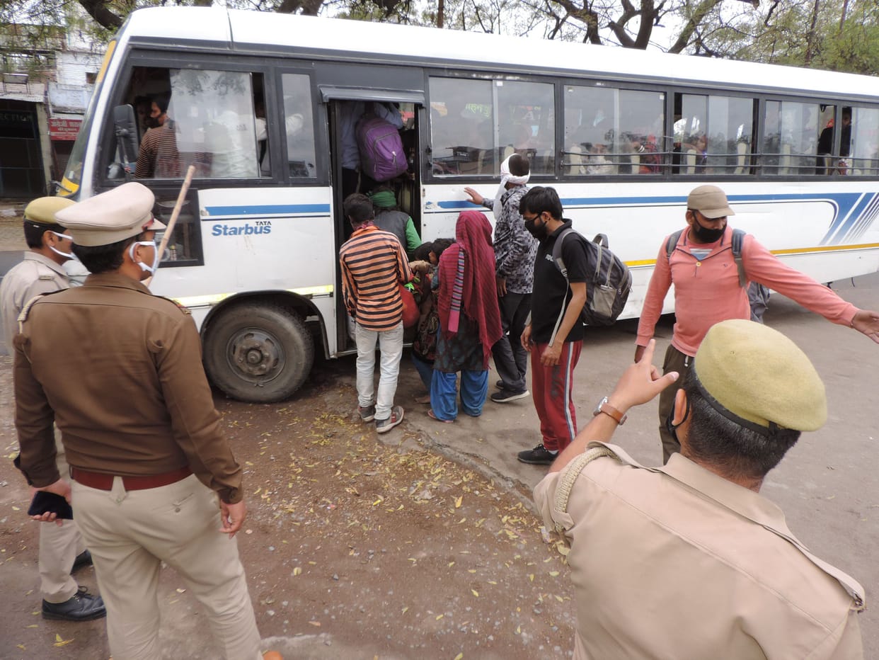 gairajanapadon ke yaatriyon ko kannauj mein utaar rahee bas ko pulis ne khadeda