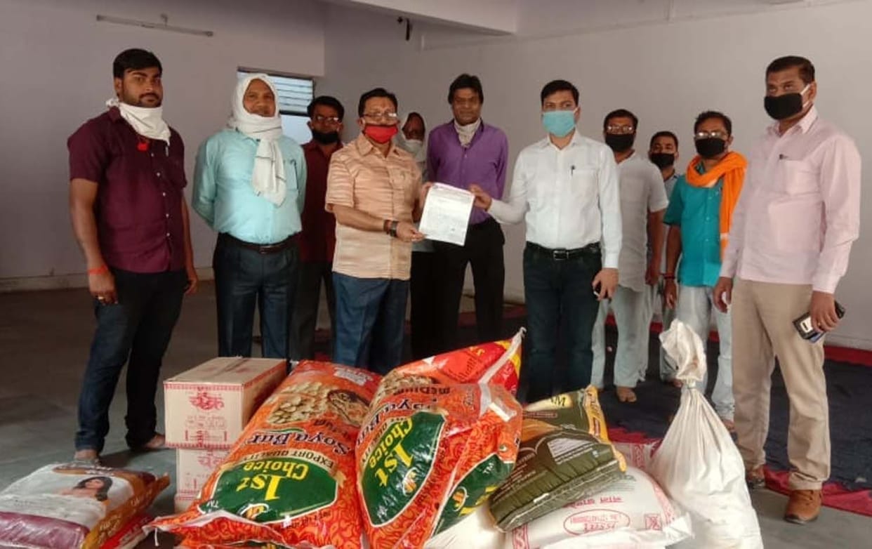 Merchants extend help, give food grains to the needy