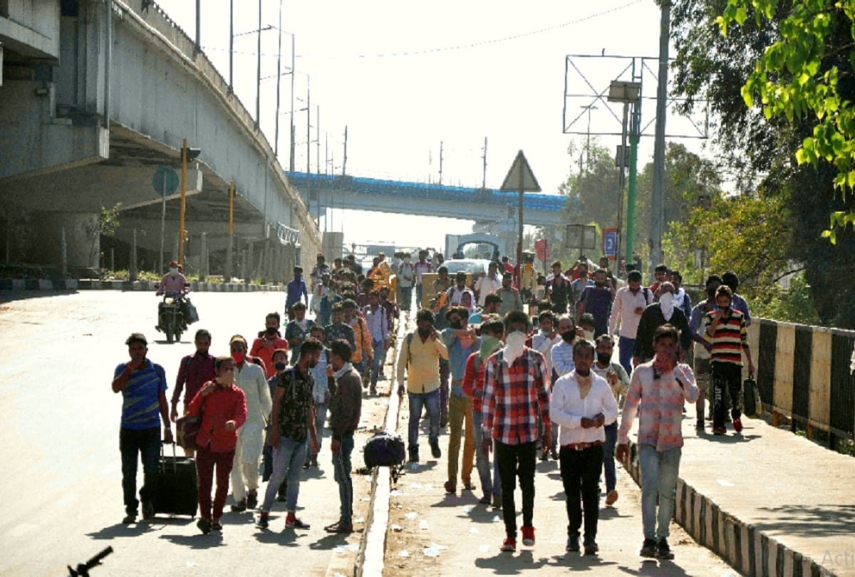due to lockdown Delhi-Haryana police helping those who walking towards home at border