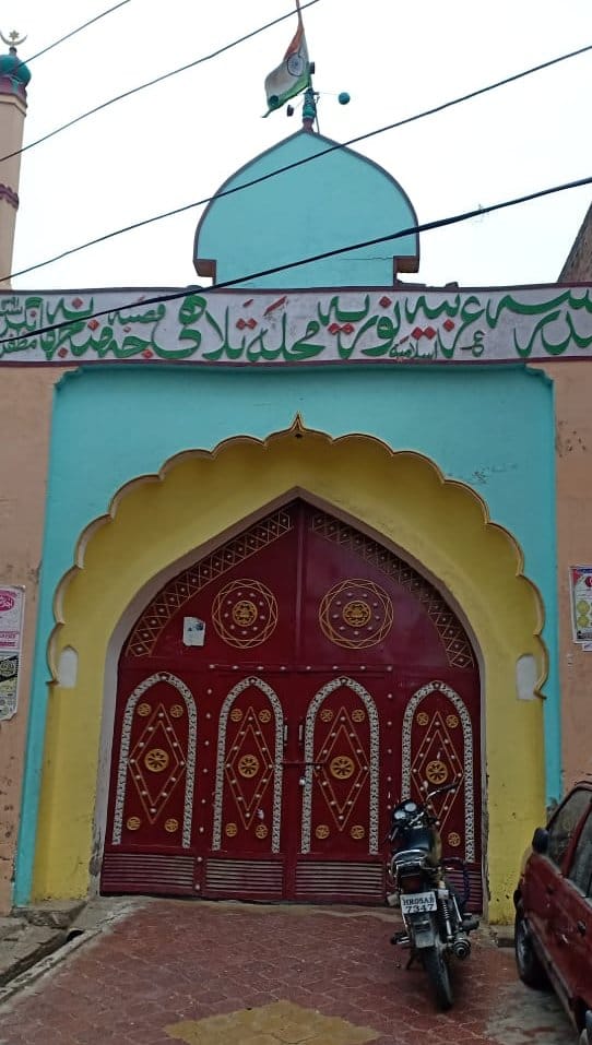 Police watch outside mosques, prayers in homes