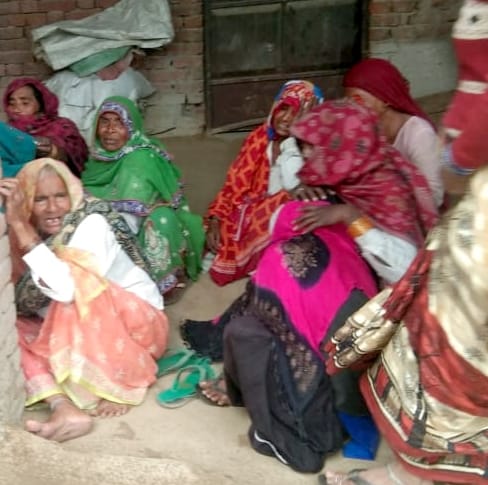 A teenager sweeping the roof dies of electric shock