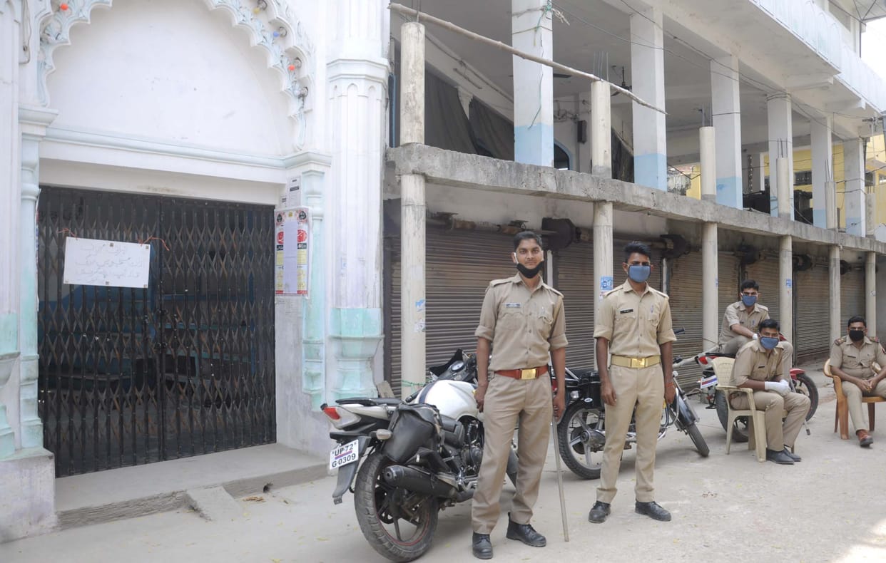 CoronaVirus: doors of mosques closed, prayers offered in homes