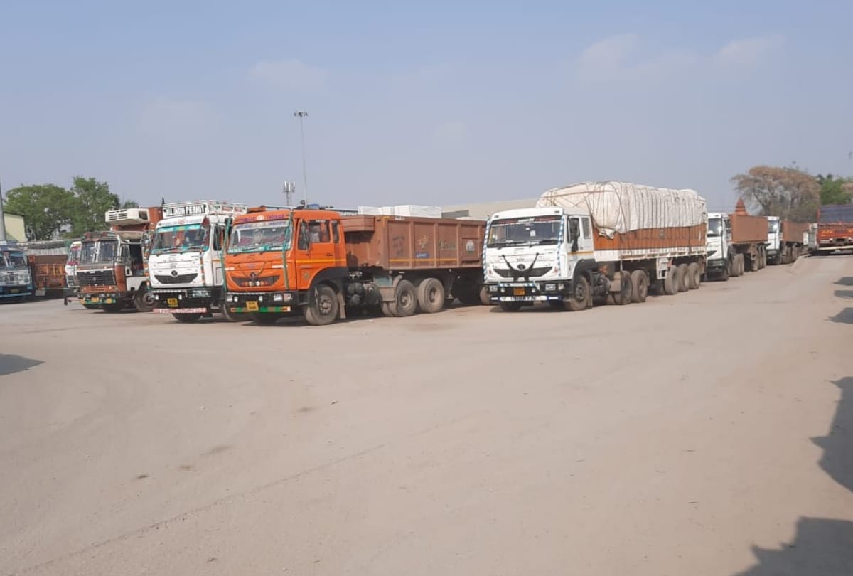 Indian trucks driver trouble for Food and water due to Corona in indo Nepal Border