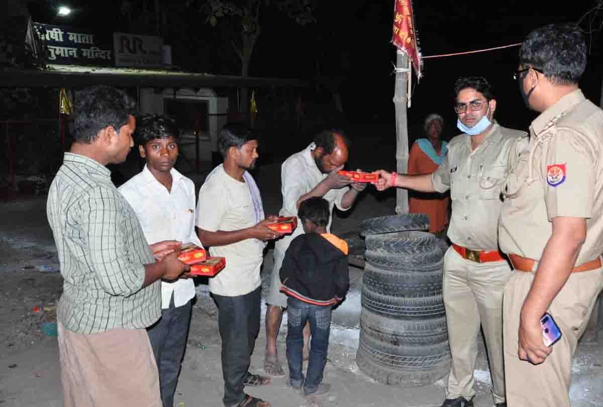 Lockdown in UP: Police engaged in all possible help in lockdown