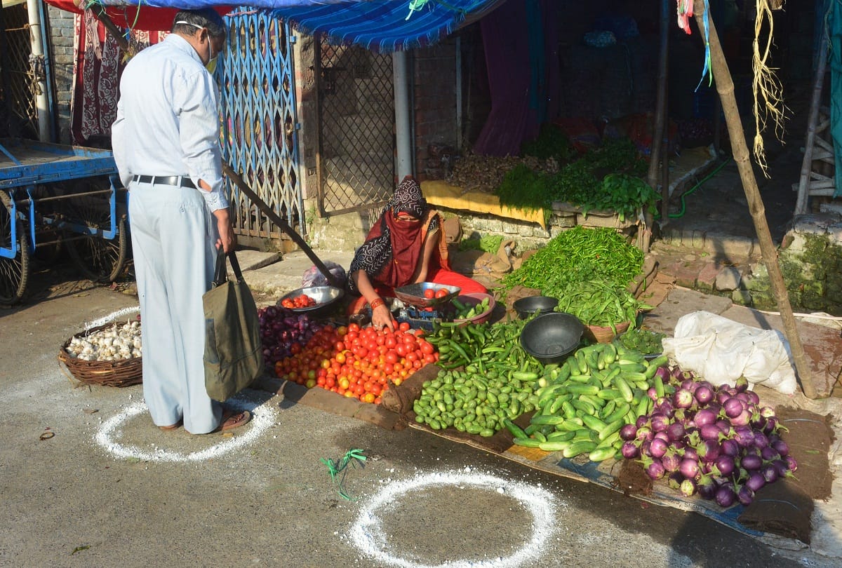 LockDown: Claims of door-to-door ration in Prayagraj failed, milk and vegetables also reached some selected neighborhoods