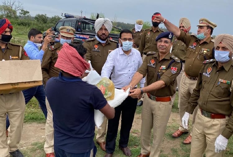 Punjab Police distributes free food to needy during lockdown in state