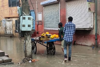 Rainfall in several palces of punjab, crops has damaged