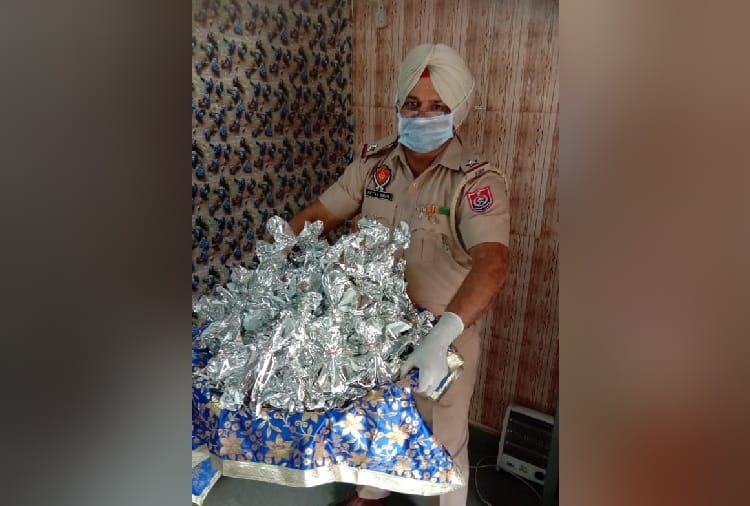 Mohali Police distributes food to needy during lockdown