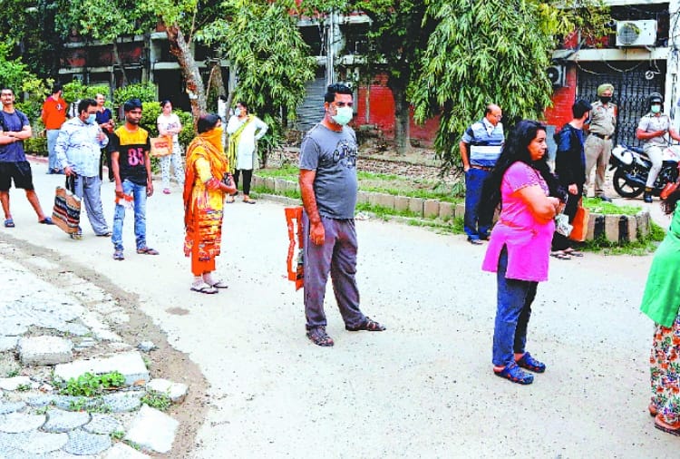 Curfew Fifth Day : pepole wandering for grocery, medicines and vegetables