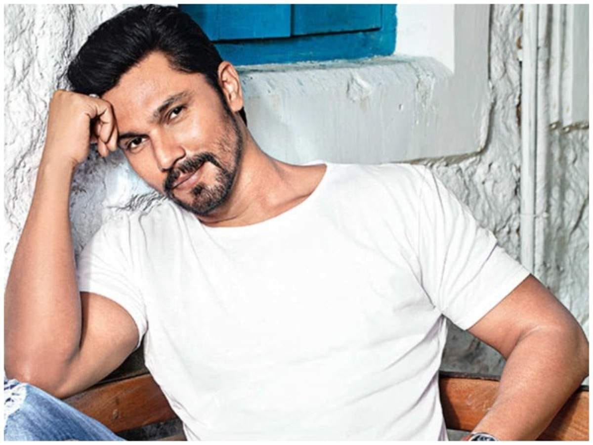 randeep hooda donate 1 crore pm cares fund coronavirus