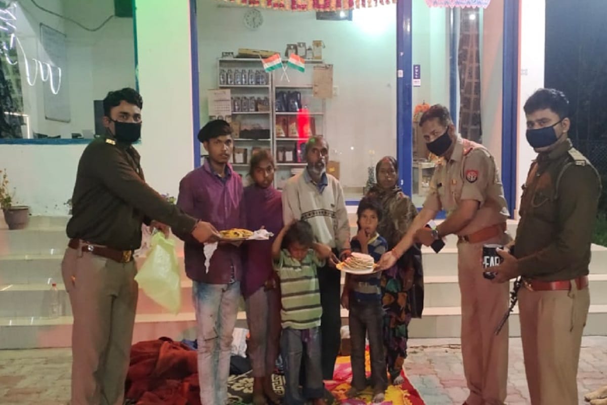 Police has provide to the food for many peoples in Saharanpur city of Uttar Pradesh