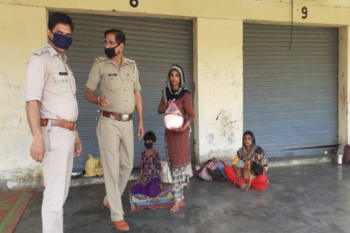 Police has provide to the food for many peoples in Saharanpur city of Uttar Pradesh