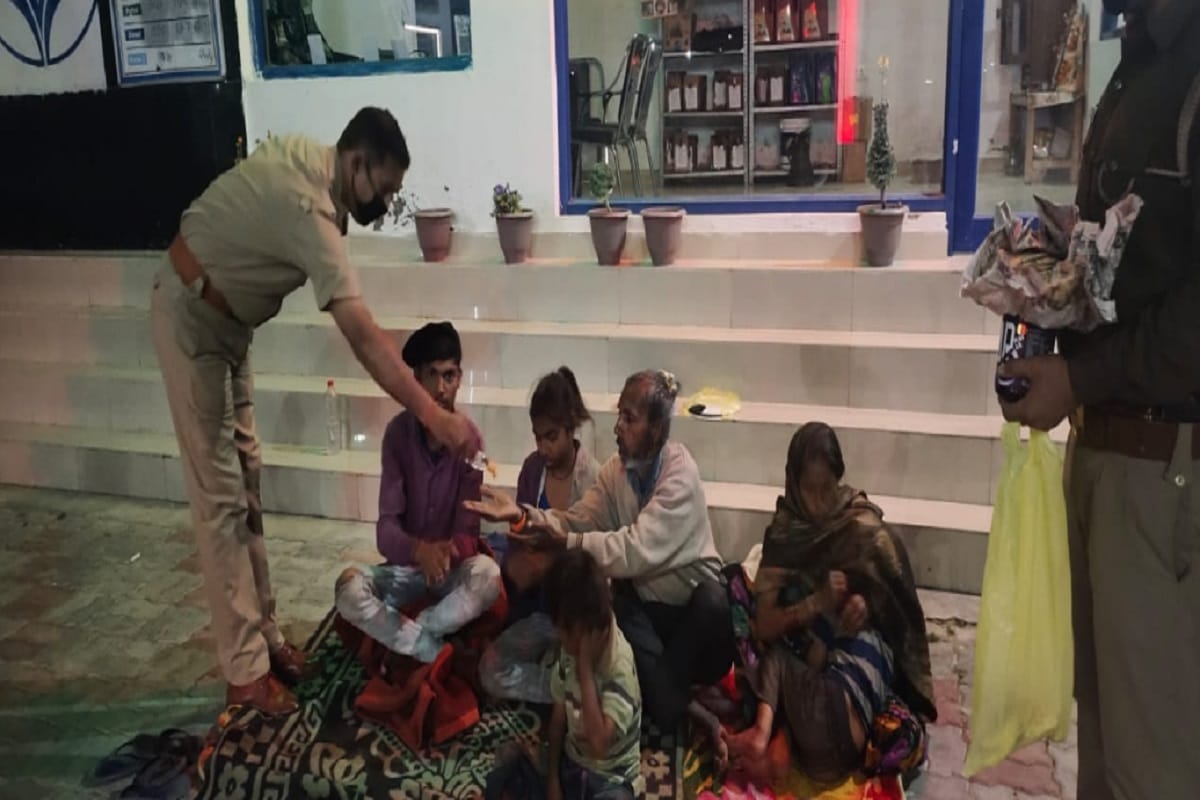 Police has provide to the food for many peoples in Saharanpur city of Uttar Pradesh