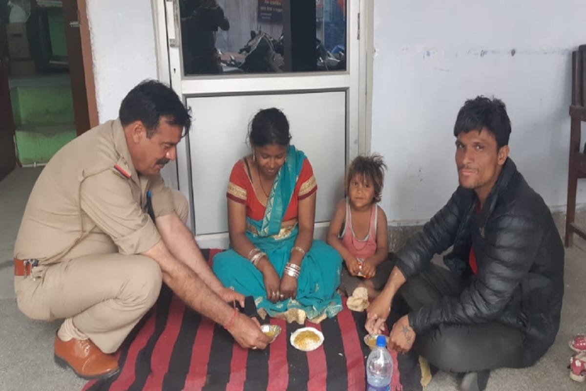 Police has provide to the food for many peoples in Saharanpur city of Uttar Pradesh