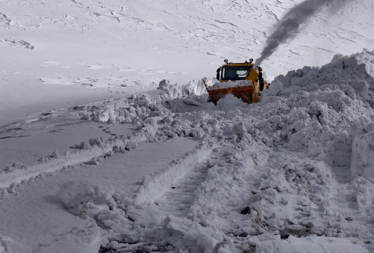 snow clearance on Manali Leh road by border road organisation