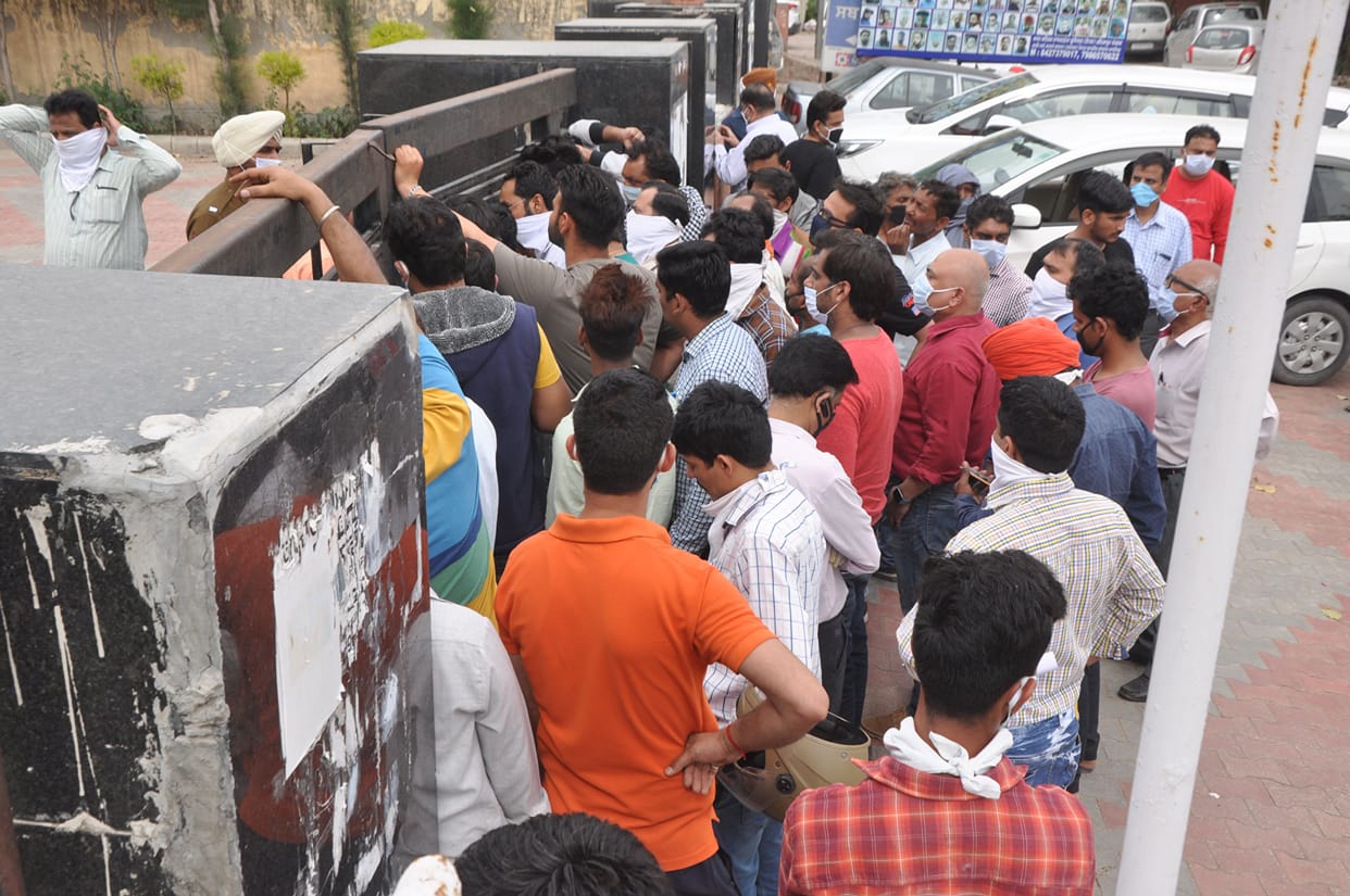This way, Corona will not lose .. Compulsion to make cerfew pass in Zirakpur .. Social distance broken