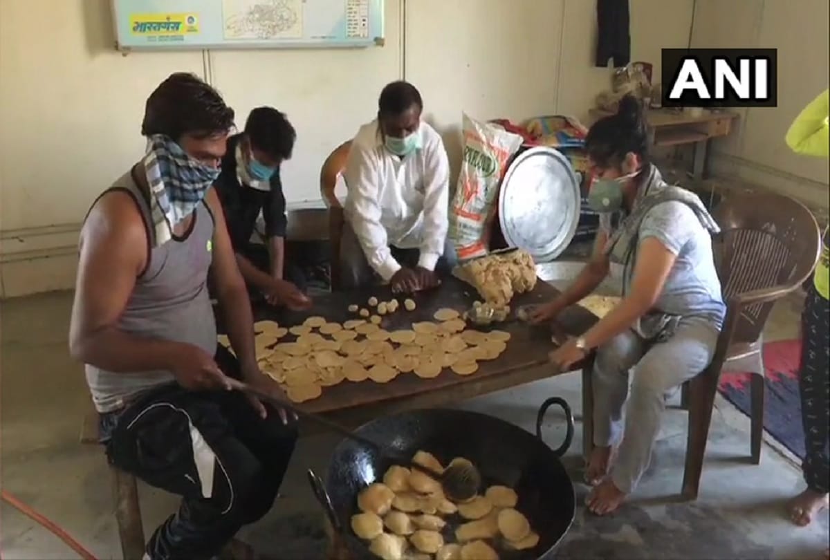 UP police helps needy poor and travellers with food and eatables during lockdown
