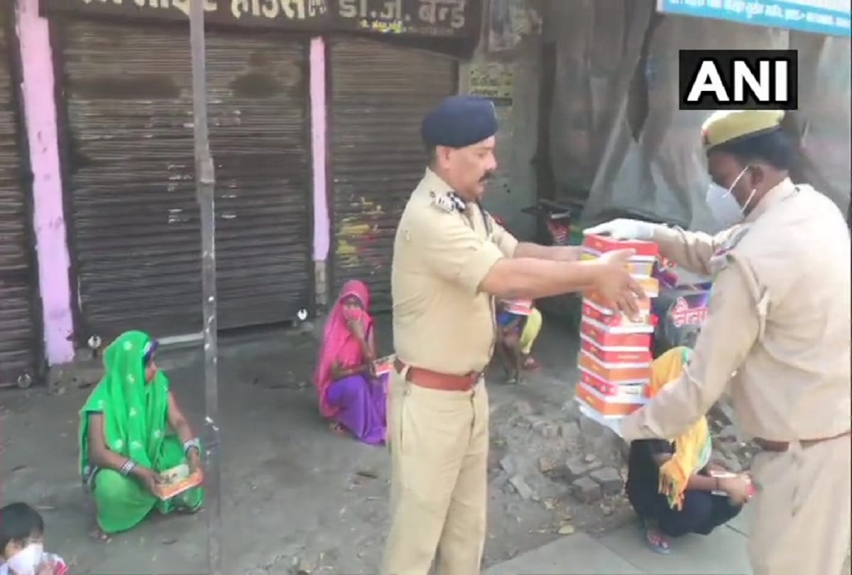 UP police helps needy poor and travellers with food and eatables during lockdown