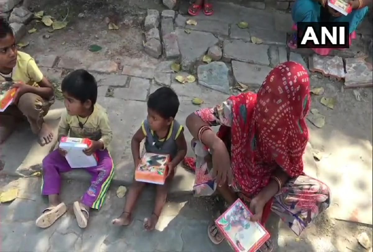 UP police helps needy poor and travellers with food and eatables during lockdown