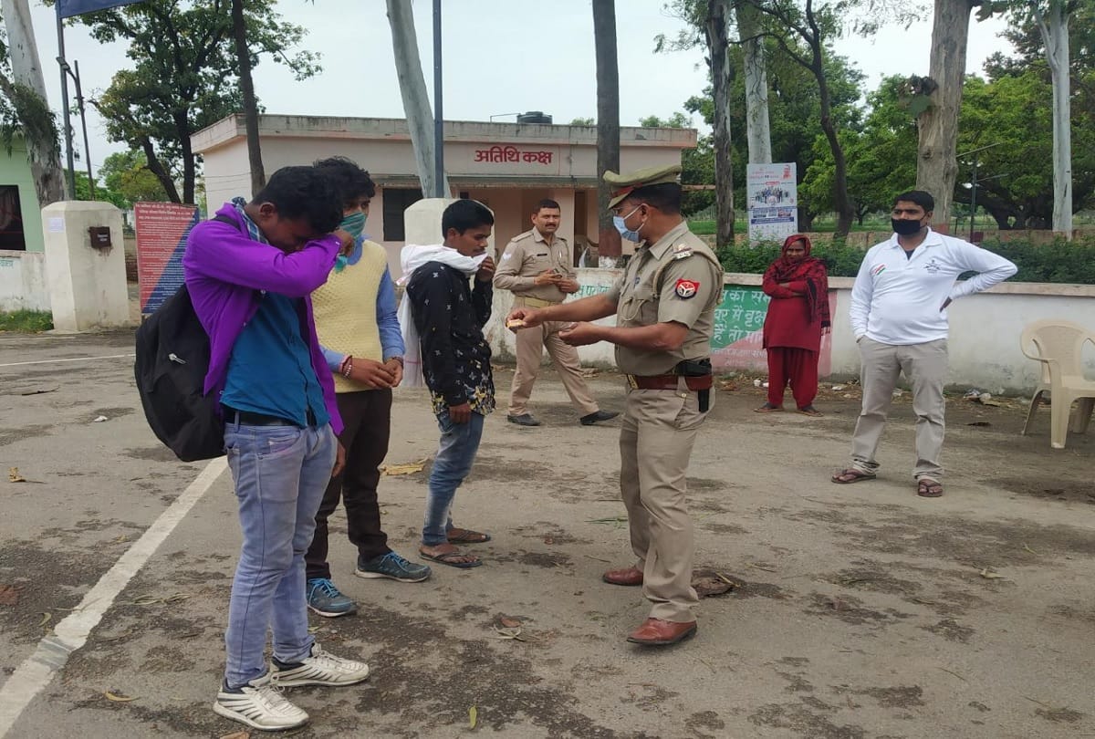 UP police helps needy poor and travellers with food and eatables during lockdown
