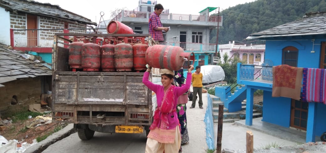 Uttarakhand Lockdown latest Update: due to rain less public seen in shops