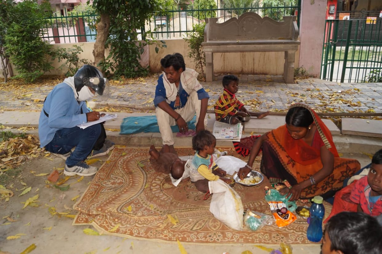 Anaj bank provided food to the children who were hungry in varanasi