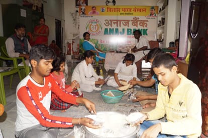 Anaj bank provided food to the children who were hungry in varanasi