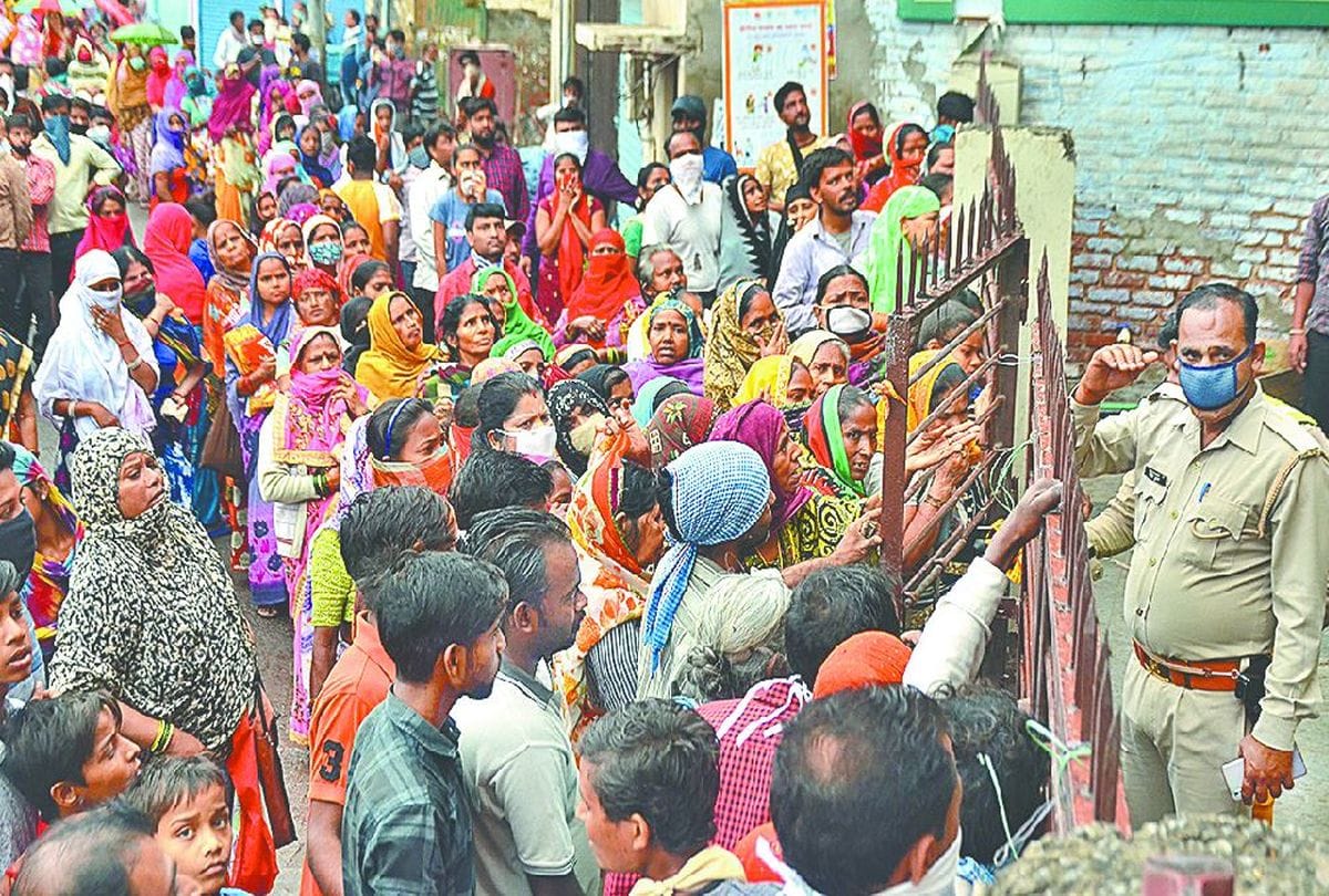 lockdown update in agra women created ruckus for ration