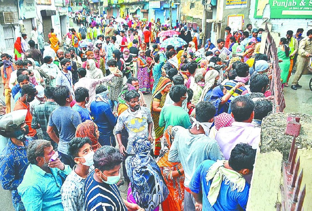 lockdown update in agra women created ruckus for ration