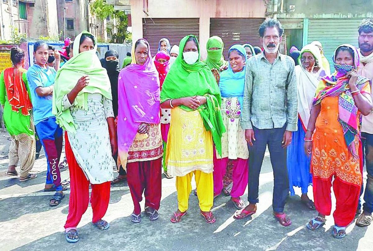 lockdown update in agra women created ruckus for ration