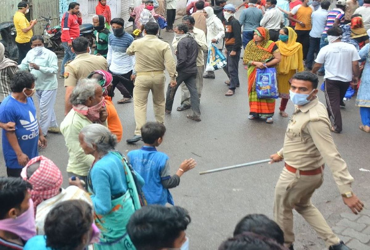 lockdown update in agra women created ruckus for ration